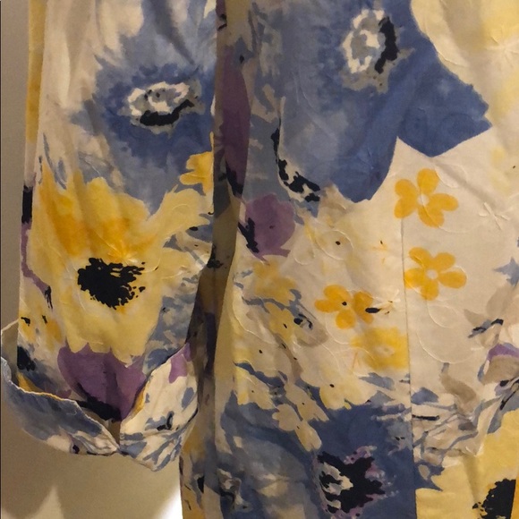 Alia petites TOP 💐flower multi colored pattern top. - Picture 8 of 8